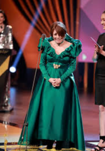 دموع لبنى عبد العزيز تعيدها للصدارة من جديد 